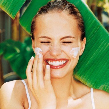 woman-putting-sunscreen-face